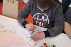 Uczestnicy podczas zajęć tworzą prace 