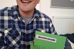 Uczestnicy podczas zajęć tworzą prace 