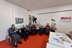 Uczestnicy podczas zajęć tworzą prace 