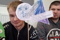 Uczestnicy podczas zajęć tworzą prace 