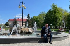 Uczestnik ŚDS siedząca na fontannie w Janowie Lubelskim