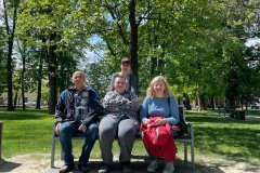 Uczestnicy ŚDS siedzą na ławce w parku w Janowie Lubelskim