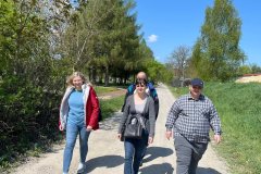 Uczestnicy ŚDS spacerują po parku Misztalec