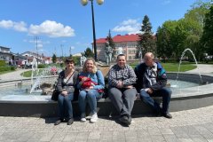 Uczestnicy ŚDS siedzą na fontannie w Janowie Lubelskim