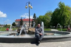 Uczestnik ŚDS siedząca na fontannie w Janowie Lubelskim
