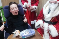 Uczestniczka z Mikołajem i Śnieżynką dostaje prezent