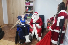 Uczestnik z Mikołajem i Śnieżynką dostaje prezent