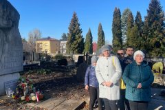 Grupa uczestników ŚDS odwiedzająca cmentarz w Janowie Lubelskim