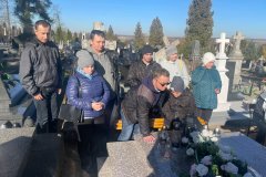 Grupa uczestników ŚDS odwiedzająca cmentarz w Janowie Lubelskim