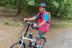 Uczestnik ŚDS podczas wyprawy rowerowej po Lasach Janowskich