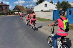 Grupa uczestników ŚDS jadą rowerami