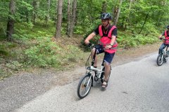 Grupa uczestników ŚDS jadą rowerami