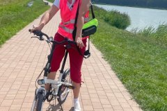 Uczestnik ŚDS podczas wyprawy rowerowej nad Zalewem Janowskim.