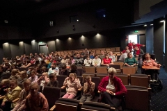 Grupa Uczestników ŚDs siedząca w Teatrze Maska w Rzeszowie