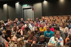 Grupa Uczestników ŚDs siedząca w Teatrze Maska w Rzeszowie