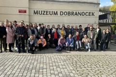 Zdjęcie grupowe Uczestników ŚDS przed Muzeum Dobranocek w Rzeszowie