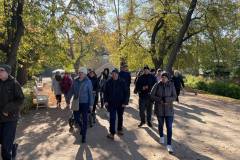 Spacer grupy uczestników ŚDS po Parku Łazienkowskim w Warszawie