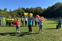 Grupa Uczestników ŚDS na stadionie miejskim w Bychawie, pokazy taneczne