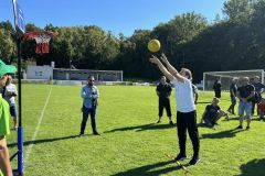 Uczestnicy ŚDS rzucają do kosza na stadionie miejskim w Bychawie