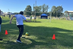 Uczestnicy ŚDS podczas zawodów sportowych na stadionie miejskim w Bychawie