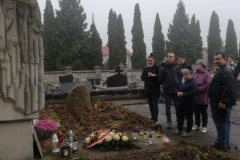 Grupa uczestników ŚDS z wizytą na cmentarzu