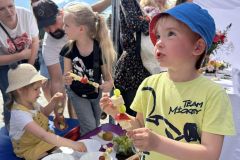 Dzieci robią szaszłyki z owoców  w Dni Otwarte Funduszy Europejskich