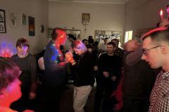 Uczestnicy ŚDS tańczą podczas zabawy Andrzejowej 