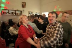 Uczestnicy ŚDS tańczą podczas zabawy Andrzejowej 
