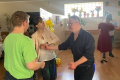 Uczestnicy tańczą podczas zabawy Andrzejkowej