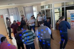Uczestnicy tańczą podczas zabawy Andrzejkowej