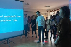 Uczestnicy ŚDS Janów Lubelski i ŚDS Prawno podczas wspólnej zabawy choinkowej bawią się i tańczą. Karaoke.