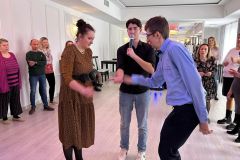 Uczestnicy z różnych ośrodków ŚDS tańczą podczas zabawy choinkowej w restauracji