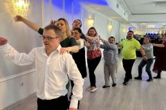 Uczestnicy z różnych ośrodków ŚDS tańczą podczas zabawy choinkowej w restauracji
