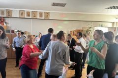 Uczestnicy ŚDS wspólnie tańczą podczas zabawy choinkowej