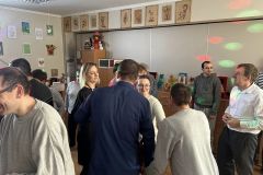 Uczestnicy ŚDS wspólnie tańczą podczas zabawy choinkowej
