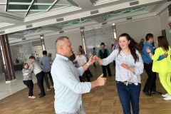 Uczestnicy ŚDS tańczą podczas Zabawy Integracyjnej w Kraśniku