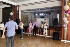 Przywitanie gości. Uczestnicy ŚDS tańczą podczas Zabawy Integracyjnej w Kraśniku