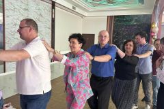 Uczestnicy ŚDS tańczą podczas Zabawy Integracyjnej w Kraśniku