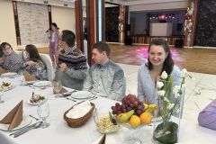 Uczestnicy siedzą przy stole podczas Zabawy Integracyjnej w Kraśniku