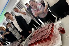 Uczestnicy ŚDS podczas zabawy Sylwestrowej w restauracji Kryształowa , szampan