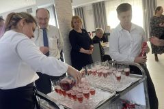 Zabawa Sylwestrowa, Uczestnicy i pracownicy wraz z dyrekcją ŚDS z Janowa Lubelskiego, Prawna i Kraśnika, nalewanie szampana