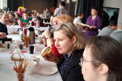 Uczestnicy ŚDS jedzą przekąski na zabawie Walentynkowej