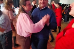 Uczestnicy ŚDS tańczą na zabawie Walentynkowej