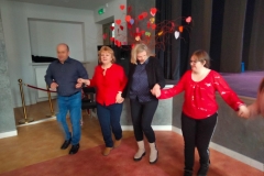 Uczestnicy ŚDS tańczą na zabawie Walentynkowej