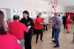 Uczestnicy z ŚDS w Janowie Lubelskim na zaproszenie ŚDS w Prawnie tańczą podczas zabawy walentynkowej