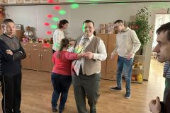 Uczestnicy ŚDS tańczą podczas zabawy Walentynkowej