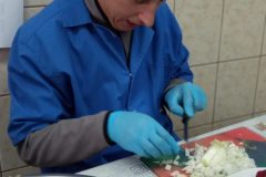 Trening kulinarny uczestników ŚDS, krojenie warzyw na sałatkę