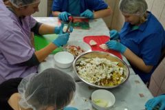 Trening kulinarny uczestników ŚDS, obieranie i krojenie warzyw na sałatkę