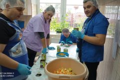 Trening kulinarny uczestników ŚDS, obieranie i krojenie warzyw na sałatkę