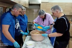 Trening kulinarny uczestników ŚDS,  przygotowanie sałatki jarzynowej